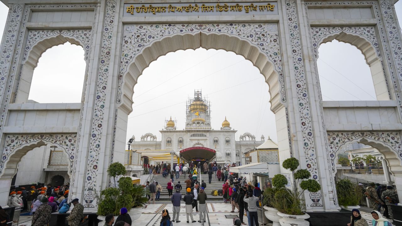 Devotees arrive to pay obeisance at the Gurdwara Bangla Sahib on the first day of the year 2025, in Delhi. (Pic/PTI)